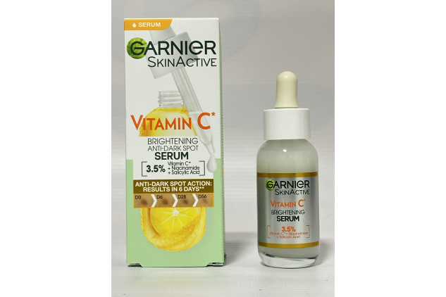 Garnier SkinActive Vitamin C Brightening Face Serum 30ml | With Niacinamide & Salicylic Acid | Fades Dark Spots | Evens Skin Tone